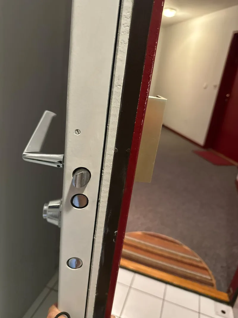 Porte palière avec serrure multipoints en applique ouverte par KB Services à Villeurbanne