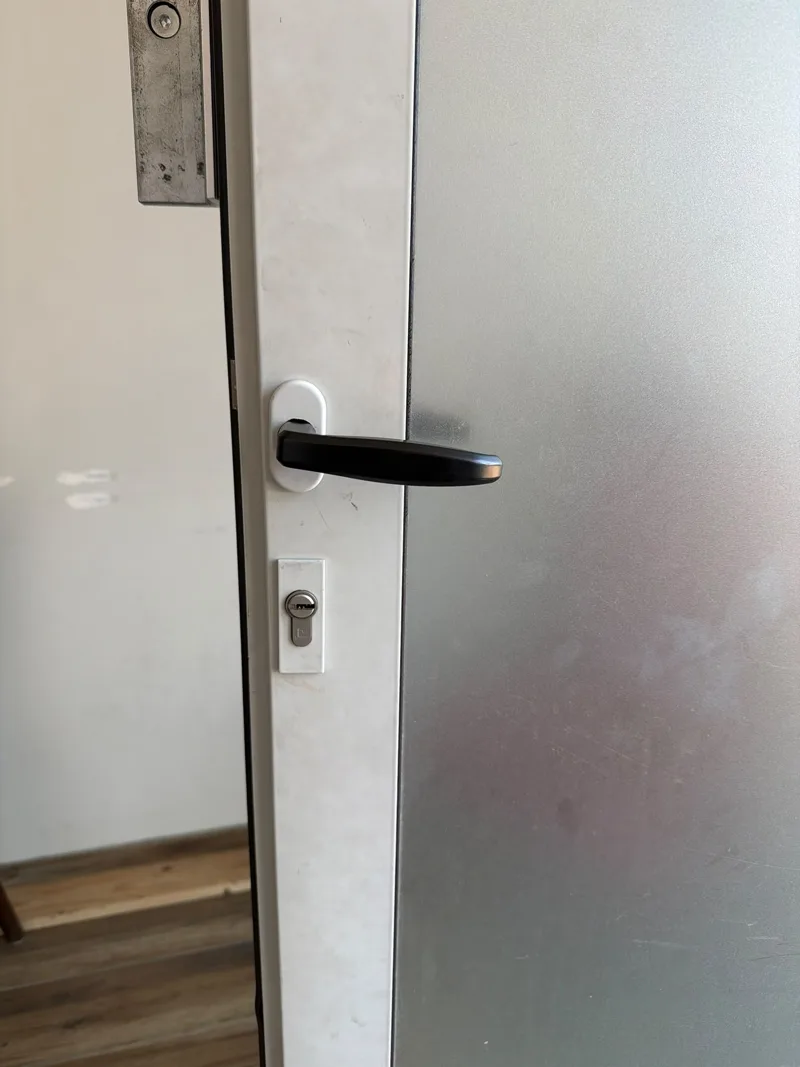 Porte métallique équipée d'un cylindre européen et d'une béquille neuve