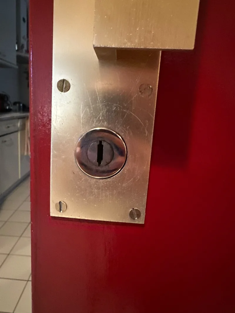 Remplacement de serrure sur porte d'appartement - chantier KB Services Villeurbanne