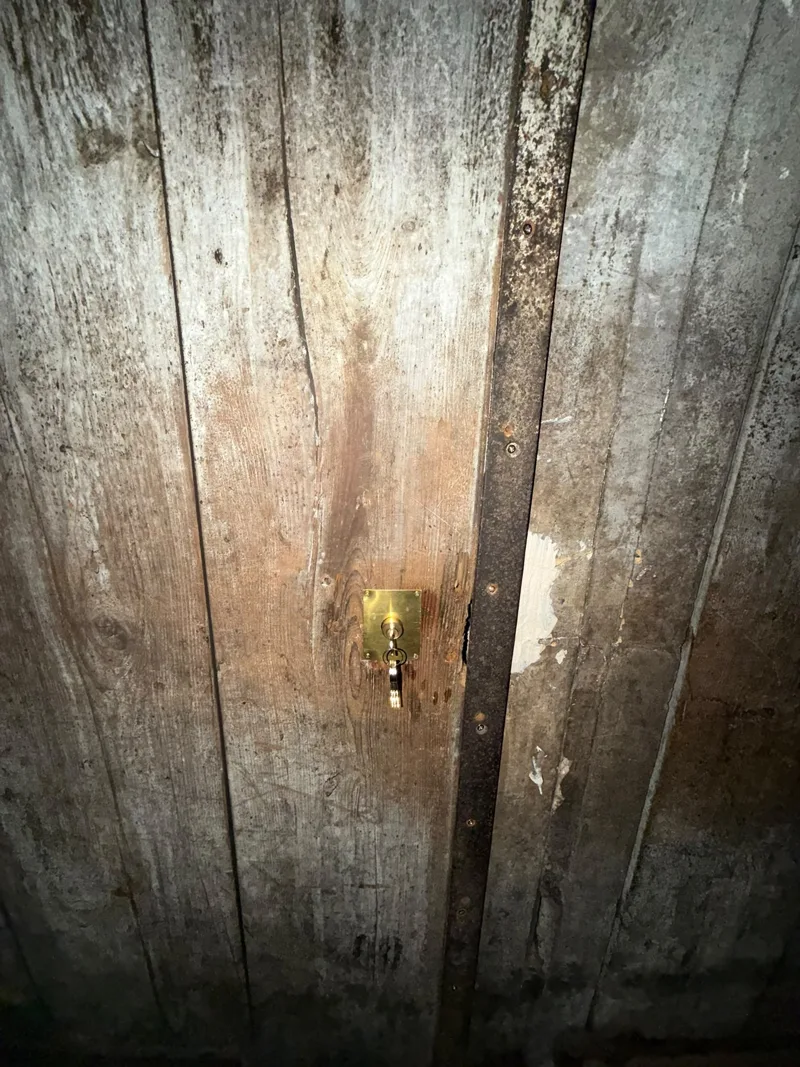 Serrure à restaurer sur porte ancienne en bois massif