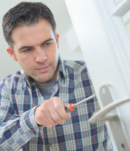 un serrurier à Villeurbanne travaillant sur une clé